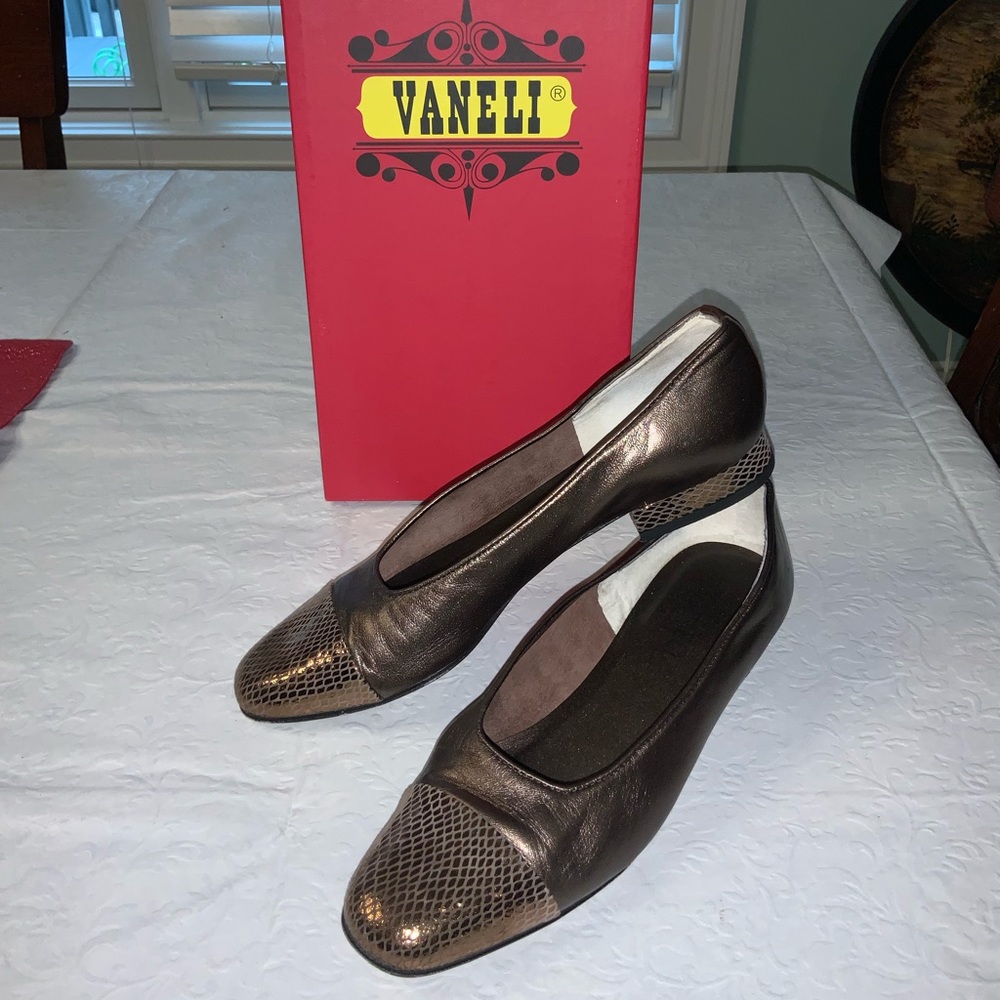 Vaneli - Daffie flats - Brown - Size 7.5N